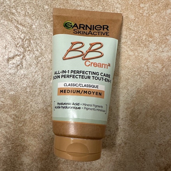 Garnier SkinActive BB Cream Hyaluronic Acid + Aloe Vera, Medium - Picture 3 of 6